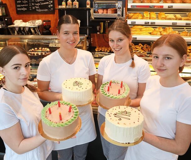 Präsentieren stolz ihre garnierten Torten: die Auszubildenden im ersten Lehrjahr bei Kutterer, Angela, Hannah, Jennifer und Michelle (von links). Foto: Ramona Theiss