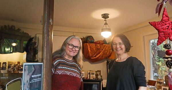Heike Hager und Xenia Busam zeigen ihr Weihnachtslädle. Fotos: Ramona Theiss