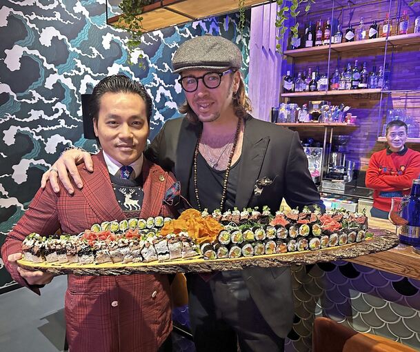 Gil Ofarim mit dem Inhaber des Sushi-Restaurants Mikoto, Dykju Bui. Foto: Boris Bönnich