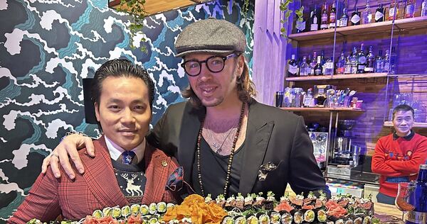 Gil Ofarim mit dem Inhaber des Sushi-Restaurants Mikoto, Dykju Bui. Foto: Boris Bönnich