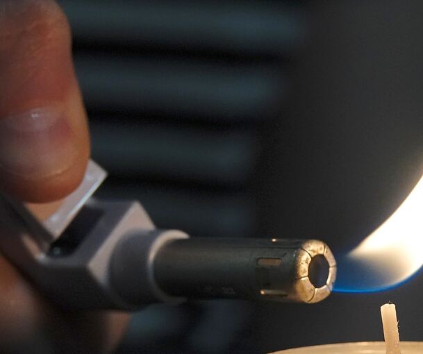 Das Licht einer Kerze kann beim Stromausfall helfen.