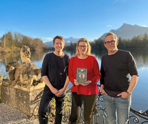 Am See von Schloss Leopoldskron treffen sich die Ludwigsburger Christopher Zwickler, Juliane Breyer und Florian Wolfart (von links). Foto: Sabine Zoller