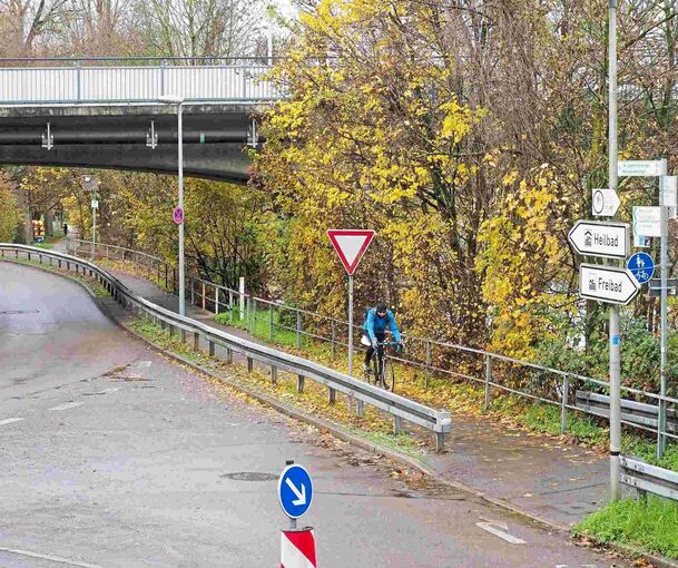 Schön ist anders: Der Fuß- und Radweg an der Gämsenbergstraße wird im Frühjahr 2023 neu gestaltet. Foto: Holm Wolschendorf