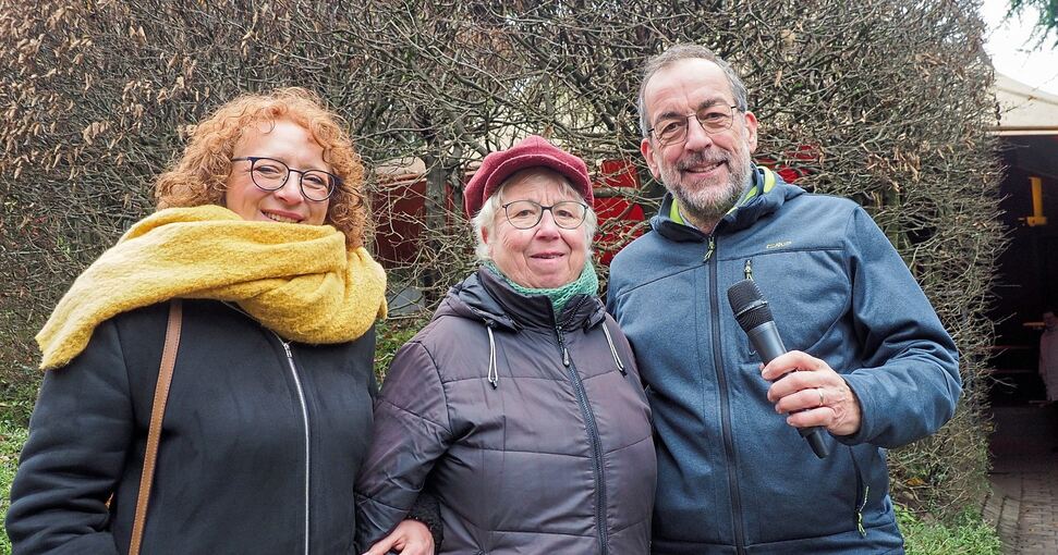 Mit Gartenbau kennt er sich aus: Volker Kugel mit seiner Nachfolgerin Petra Herrling (links) und Fan Ingrid Knaußmann, Foto: Holm Wolschendorf