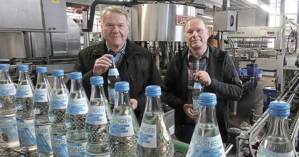Hartmut (links) und Wolfgang Wörsinger an der Abfüllanlage. Am Jahresende ist Schluss. Foto: Alfred Drossel