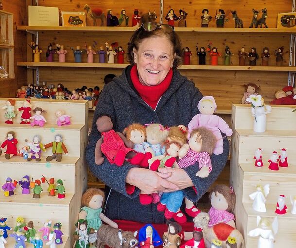 Anneliese Volz aus Hemmingen mit ihren Puppen und Filzfiguren. Foto: Holm Wolschendorf