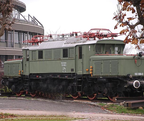 Nur 18 Exemplare der Baureihe 193 sind gebaut worden. Drei blieben erhalten. Jetzt wird die Lok am GKN, das sogenannte „Deutsche Krokodil“, abgebaut .Foto: Alfred Drossel