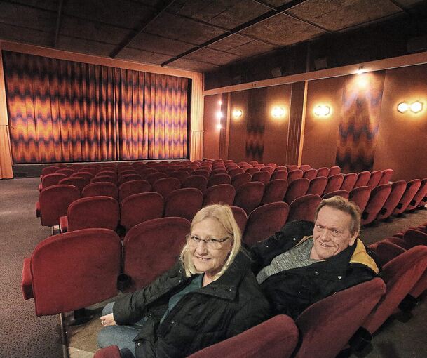 Karin und Jürgen Graf in ihrem Kino. Am 30. November lief dort der letzte Film. Jetzt soll das Gebäude verkauft werden. Foto: Alfred Drossel