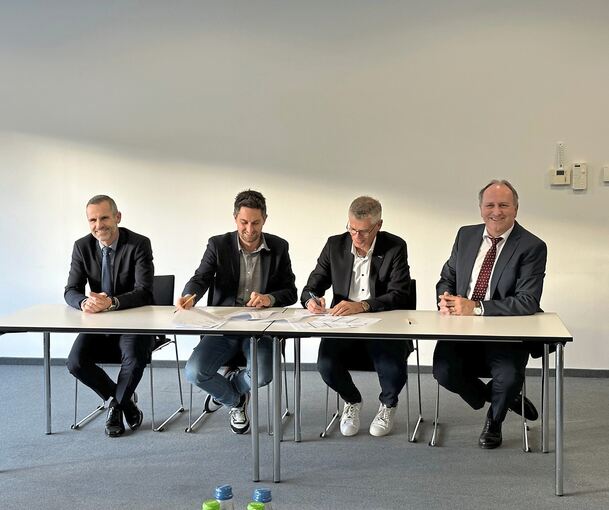 Unterzeichnen die Bildungspartnerschaft: Oliver Schmider, Manuel Scimone, Jürgen Huber und Wolfgang Ulshöfer. Foto: IHK Ludwigsburg