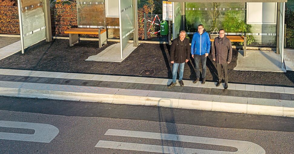 Projektverantwortlicher Thomas Kinzinger, Klimaschutzmanager Alexander Greschik und Bürgermeister Christian Eiberger weihen die begrünten Buswartehäuschen ein.Foto: Andreas Essig