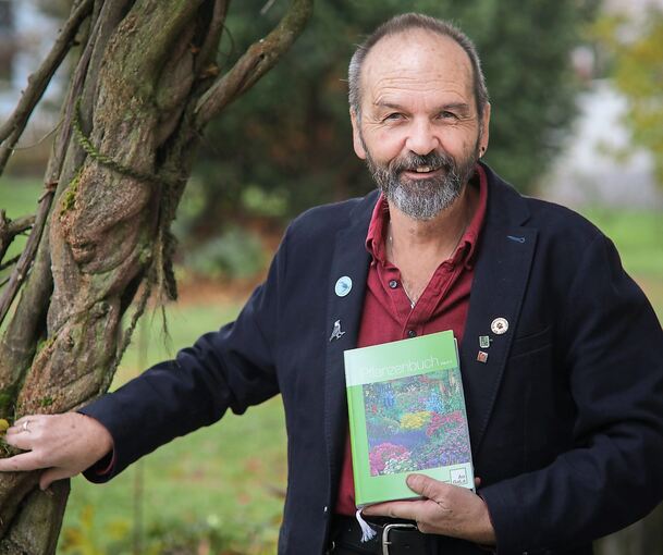 Bernd Deigner-Grünberg (mit Buch) und Martin Walter werden mit dem Verdienstorden der Bundesrepublik ausgezeichnet. Fotos: Ramona Theiss/privat