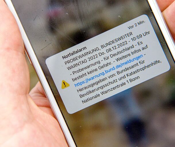 Auf vielen Smartphones funktionierte „Cell Broadcast“. Anders als bei SMS an eine bestimmte Nummer werden dabei alle Geräte in einer lokal eingrenzbaren Funkzelle kontaktiert – allerdings nur neuere Modelle und mit bestimmten Einstellungen. Foto: dpa
