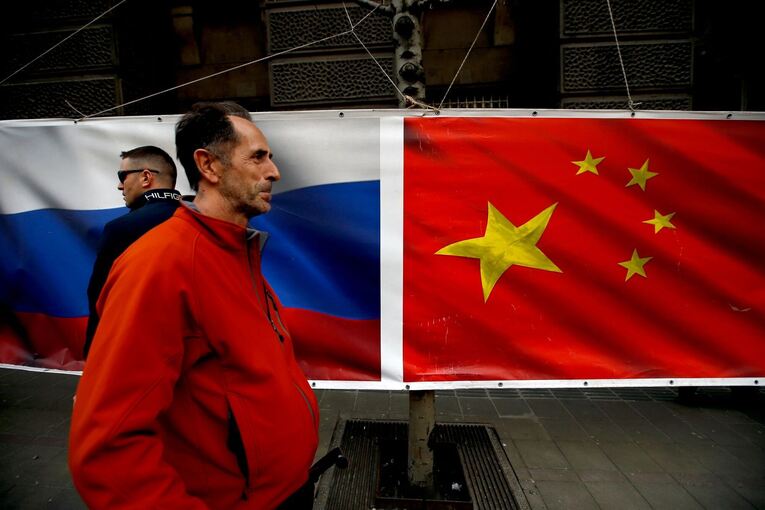 Russland- und China-Flagge