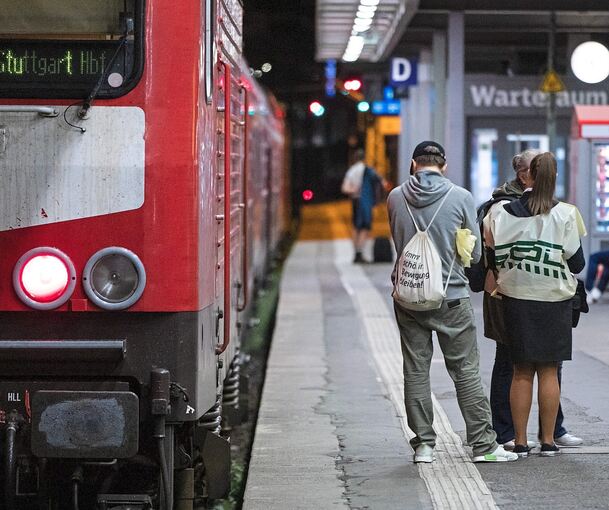 Reisende mussten im regionalen Bahnverkehr zuletzt mit Ausfällen und Verspätungen rechnen. Archivfoto: Christoph Schmidt/dpa