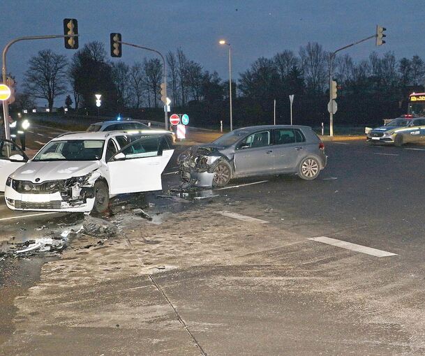 Enormer Blechschaden: Die zusammengestoßenen Fahrzeuge auf der Tampoprint-Kreuzung in Münchingen. Foto: KS-Images.de/Andreas Rometsch