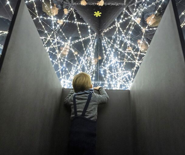 Staunender Blick in die Sterne: Nachtaktiv sind hier auch die Besucher. Foto: Ludwigsburg Museum