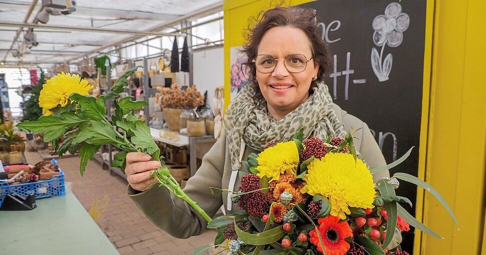Floristikmeisterin Karin Osswald ist beim Binden von Sträußen in ihrem Element. Weil es an Fachkräften fehlt, wird es in der Traditionsgärtnerei in Oßweil aber nach Weihnachten keinen Ladenverkauf mehr geben. Foto: Holm Wolschendorf