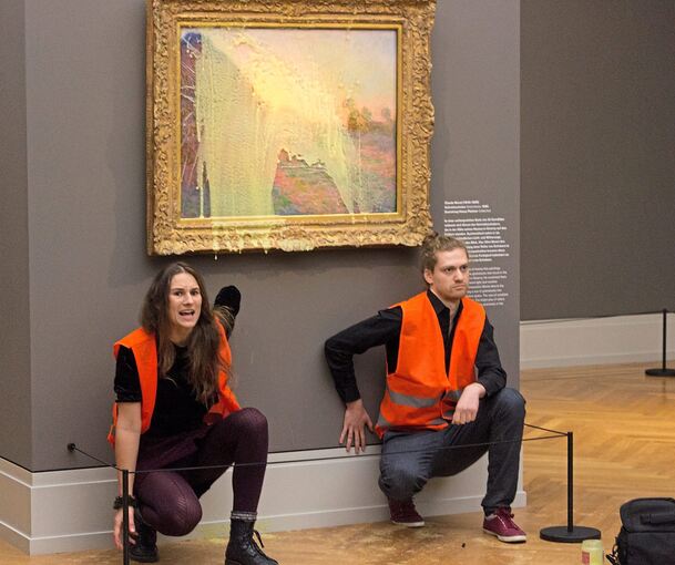 Benjamin Fink (rechts) vor dem mit Kartoffelbrei beworfenen Gemälde in Potsdam. Foto: privat