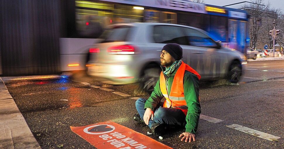 Am Ende sitzt noch einer: Der 28-jährige Klimaaktivist hat sich an der Straße festgeklebt. Foto: Holm Wolschendorf