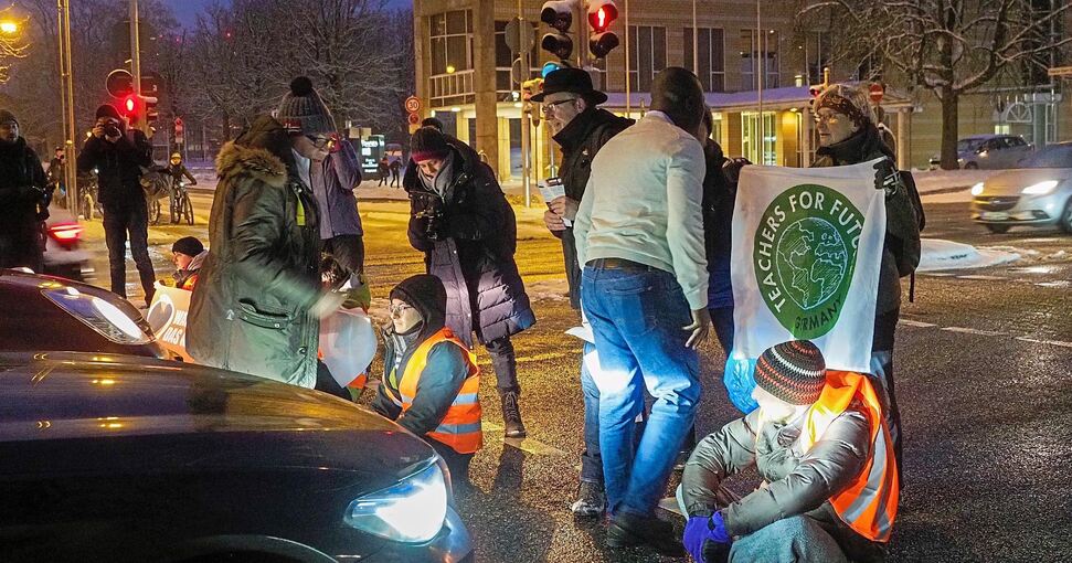 Die Autofahrer gehen zum Teil aggressiv auf die Aktivisten zu. Foto: Holm Wolschendorf
