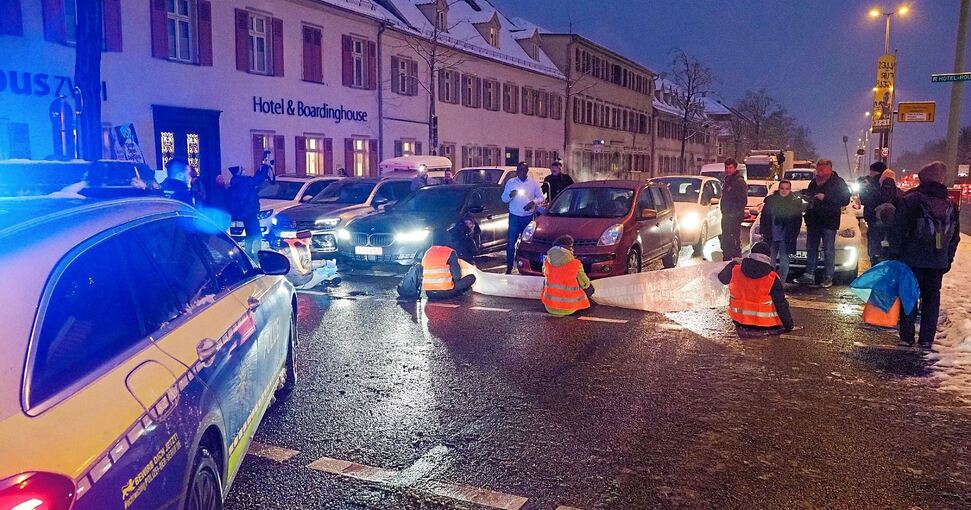 Die Autos stauen sich auf der B 27 im morgendlichen Berufsverkehr schnell. Foto: Holm Wolschendorf