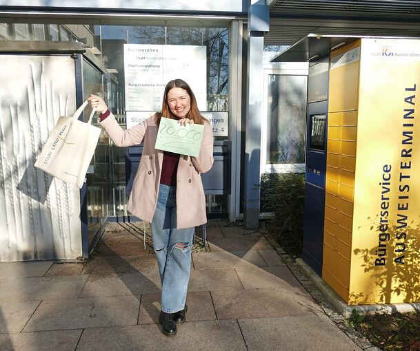 Julia Marie Waghubinger vor dem Korntaler Bürgerservice. Foto: Stadt