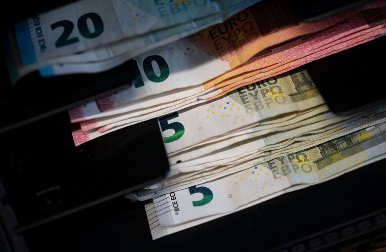 Inflation - Geldscheine in Kasse