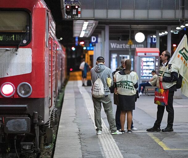Zeitweise fallen viele Züge zwischen dem Hauptbahnhof Stuttgart und den Zielen etwa im Raum Tübingen oder nördlich des Kreises Ludwigsburg aus. Foto: Christoph Schmidt/dpa