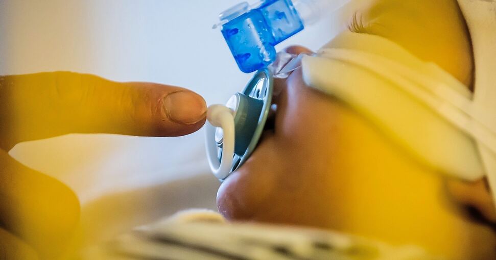 Ein krankes Kind auf der Intensivstation: Die Ludwigsburger Kinderklinik ist immer noch voll belegt. Foto: Christoph Soeder/dpa