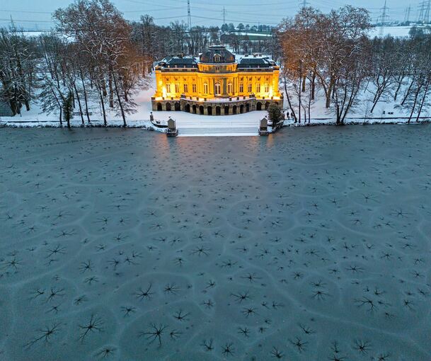 Das hell beleuchtete Seeschloss inmitten einer eisigen Landschaft. Foto: Andreas Essig Das hell beleuchtete Seeschloss inmitten einer eisigen Landschaft.