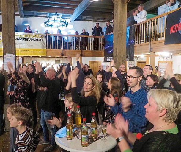 Für ein prächtig gelauntes Publikum und gute Stimmung ist „X-Mas“ in der Kelter bekannt. Fotos: Holm Wolschendorf