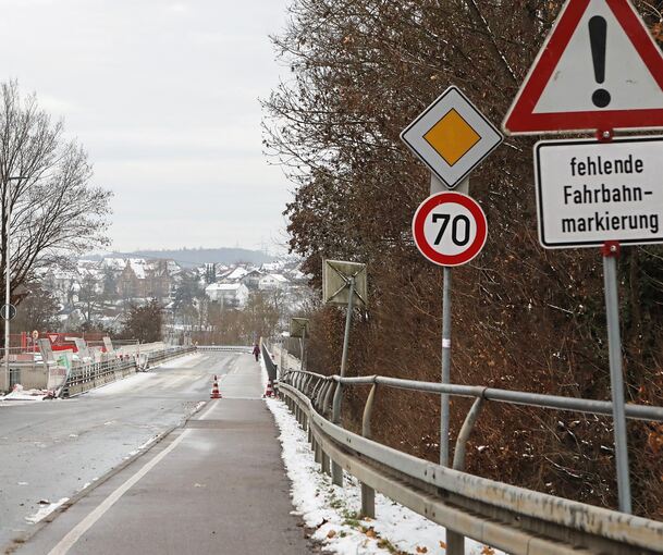 Sobald der Asphalt an der letzten Stelle fertig ist, werden die Neckarbrücken zwischen Pleidelsheim und Ingersheim freigegeben. Foto: Ramona Theiss