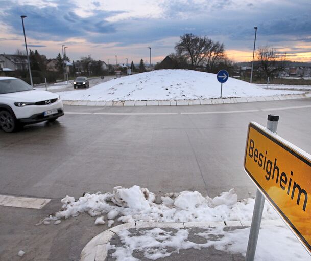 Auch der neue Kreisverkehr an der Straße in Richtung Besigheim ist eröffnet. Foto: Alfred Drossel