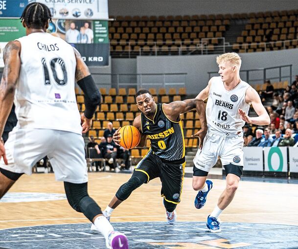 Harte Arbeit: Ludwigsburgs Isaiah Whitehead (Mitte) schiebt sich an Gustav Knudsen (rechts) vorbei. Foto: BCL