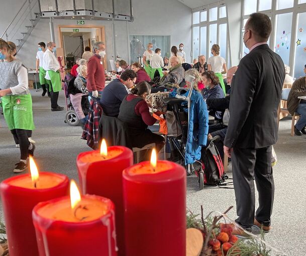 So gemütlich geht es beim Weihnachtsessen der Adventgemeinde zu. Foto: Suppenküche Nachschlag/p