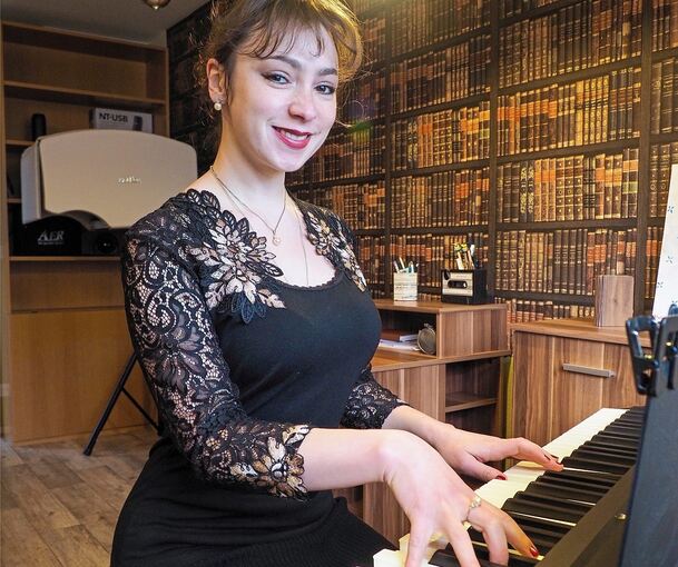 Stagepiano mit Blick auf die Gleise: Die Kornwestheimer Sängerin Vlady Vitaly. Foto: Holm Wolschendorf