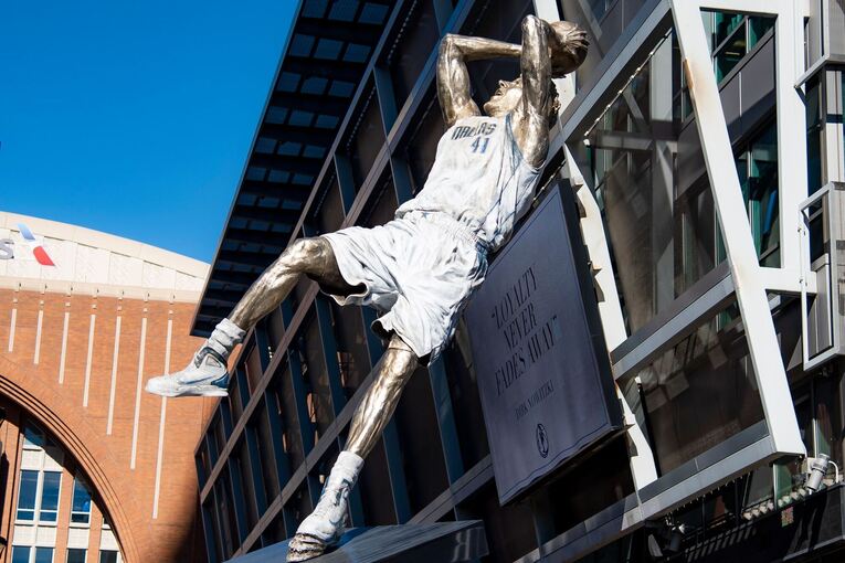Nowitzki-Statue