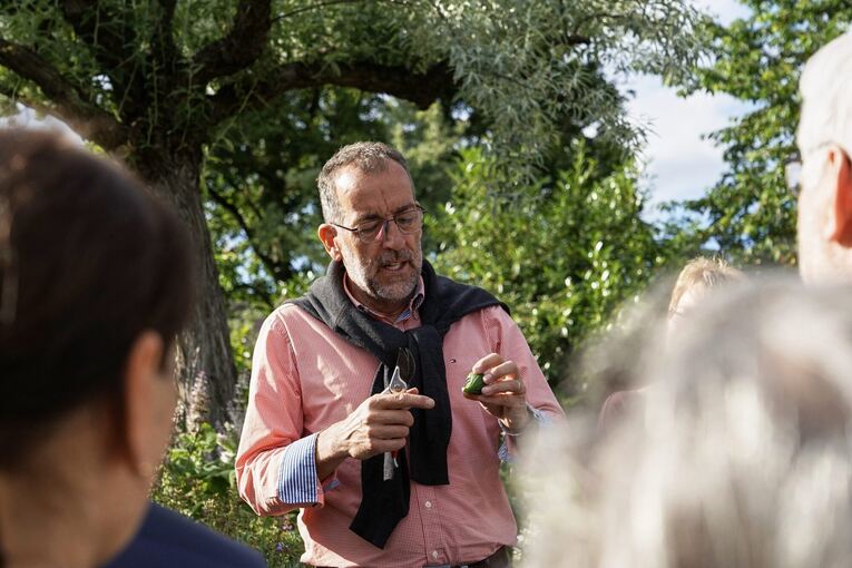 Volker Kugel in seiner liebsten Rolle als Gartenexperte. Foto: Andreas Becker