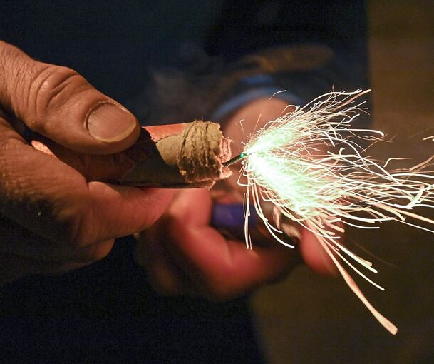 Einen Feuerwerkskörper sollte man nie länger als nötig in der Hand halten. Archivfoto: Patrick Pleul/dpa