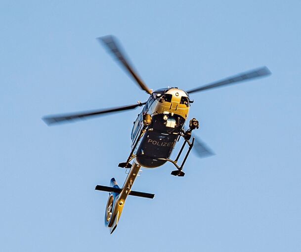 Ein Polizeihubschrauber sucht die flüchtigen Diebe. Archivfoto: Karsten Schmalz