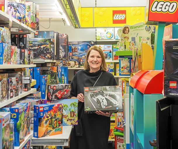 „Lego ist immer noch populär“: Silke Zinthäfner in ihrem Ludwigsburger Spielwarengeschäft. Auch Gesellschaftsspiele seien ein Verkaufs-Dauerbrenner. Foto: Holm Wolschendorf