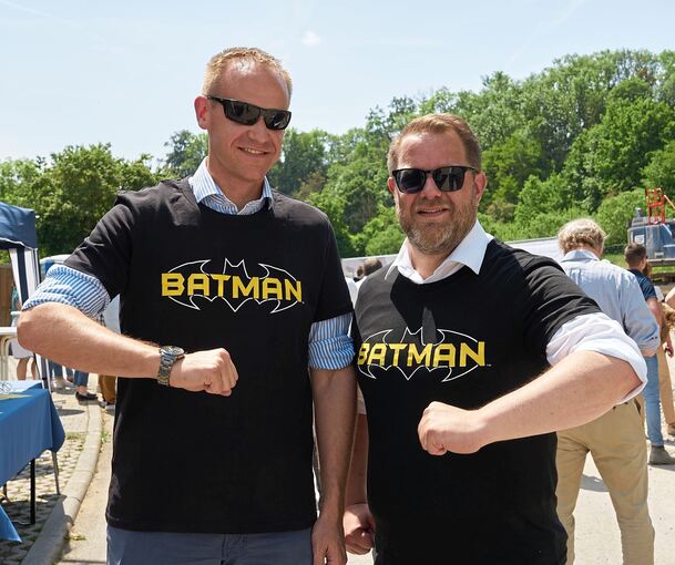 Beim Spatenstich im Sommer spielen die Bürgermeister Nico Lauxmann (rechts) und Thomas Schäfer in Batman-T-Shirts darauf an, dass Zwergfledermäuse die Sanierung der gemeinsamen Gemeinschaftsschule verzögern.