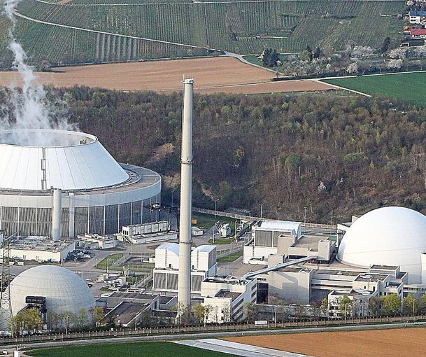 Soll noch bis Mitte April laufen: Block 2 des Atomkraftwerks Neckarwestheim (rechts im Bild). Archivfoto: Alfred Drossel/LKZ