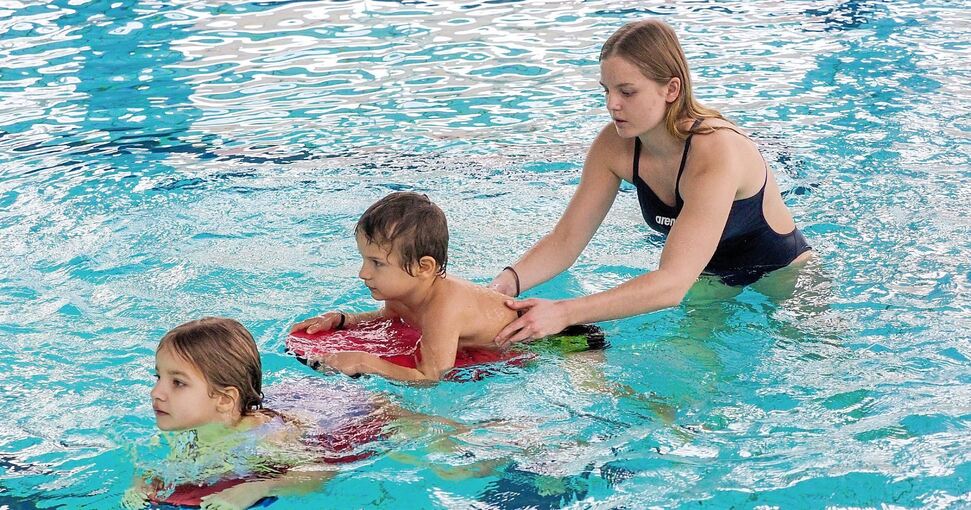 Viel zu lernen und viel Motivation: Sophia, Leo und Trainerin Caroline Kaiser beim Intensivkurs in Bietigheim-Bissingen.Foto: Holm Wolschendorf