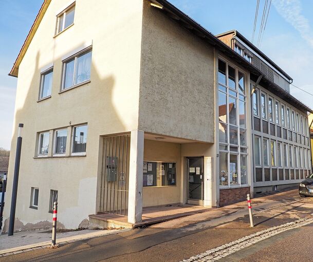 Im alten Rathaus in der Ortsmitte ist die Außenstelle Neckarweihingen untergebracht. Foto: Holm Wolschendorf