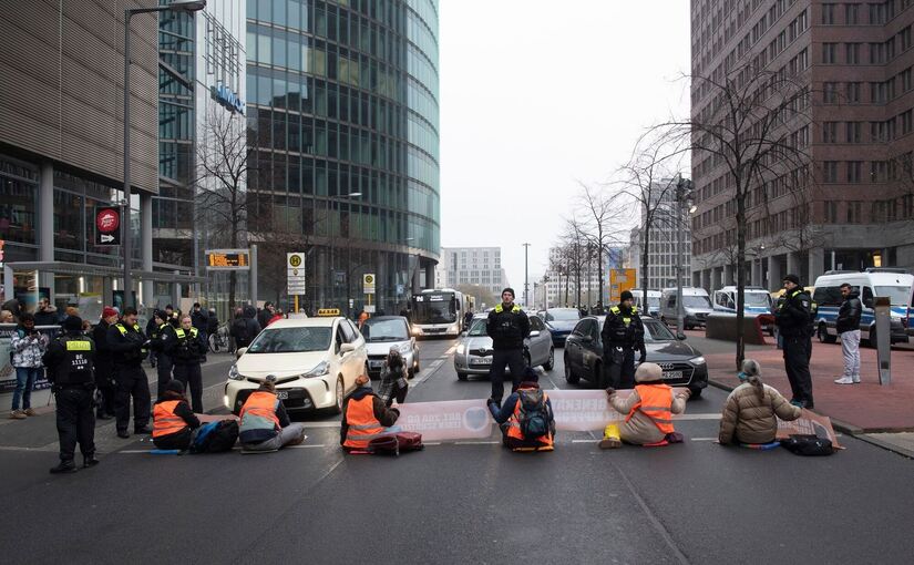 Demonstranten blockieren einen Kreuzung