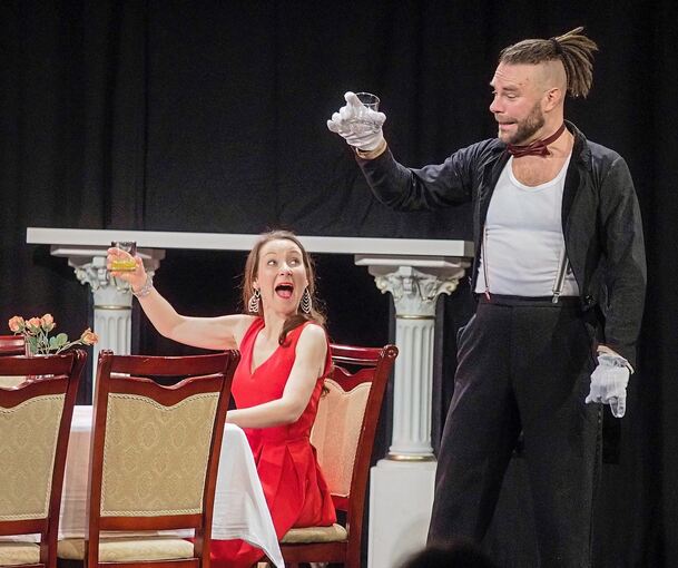 Hoch die Gläser: Das gilt auch für die Neuinterpretation von „Dinner for one“, die in Karlskaserne in Ludwigsburg gezeigt wurde. Fotos: Holm Wolschendorf