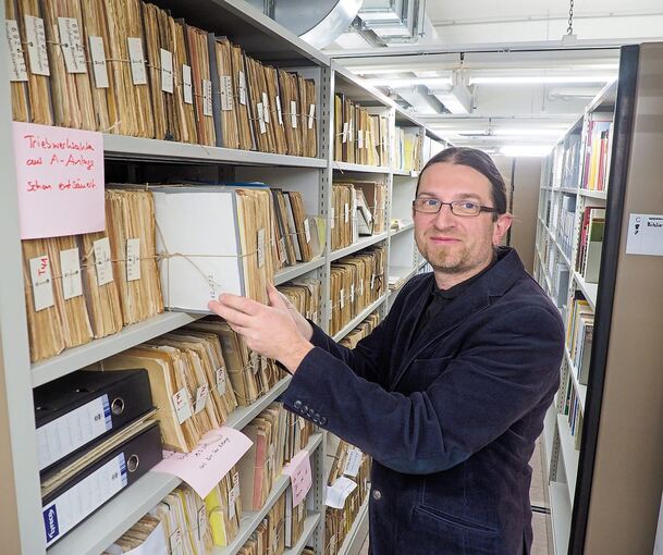 Im Archiv des Landkreises gibt es auf unzähligen Regalmetern viele Schätze, zeigt Wolfram Berner bei einem Besuch im Keller des Landratsamts. Foto: Holm Wolschendorf