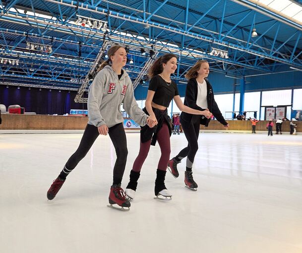 Egal, wie warm es draußen ist: Auf den Plastikplatten können die Besucher das ganze Jahr über Schlittschuhlaufen. Archivfoto: Andreas Becker