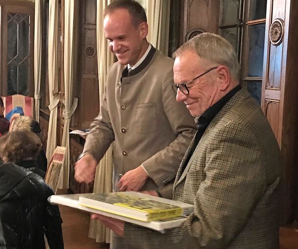 Zum Abschied gibt es vom Bürgermeister ein Geschenk.